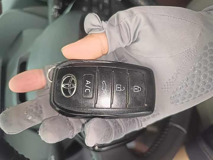 Фото 9 - Toyota bZ4X