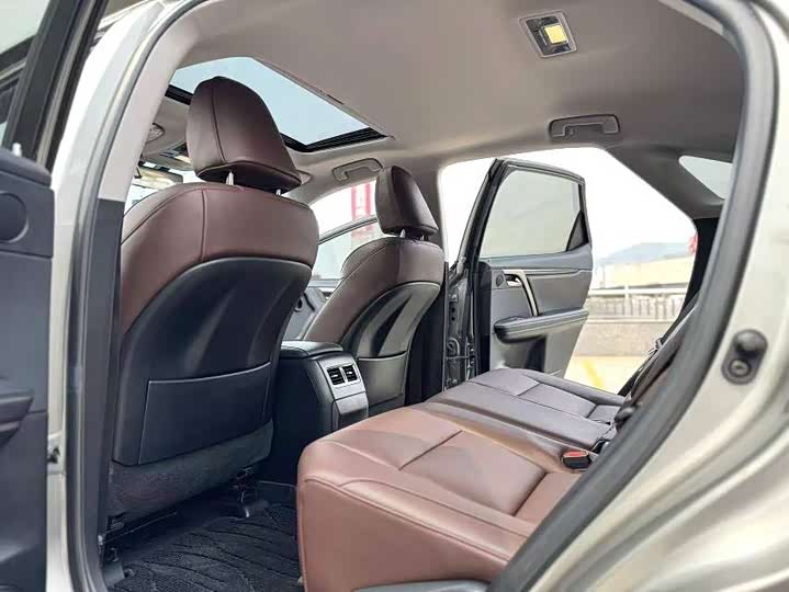 Фото 9 - Lexus RX