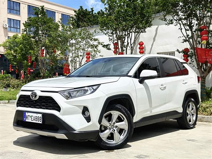 Фото 1 - Toyota RAV4