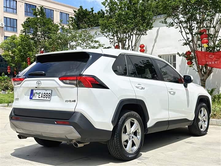 Фото 4 - Toyota RAV4