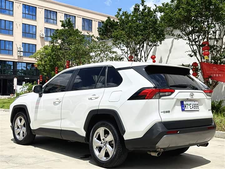 Фото 6 - Toyota RAV4
