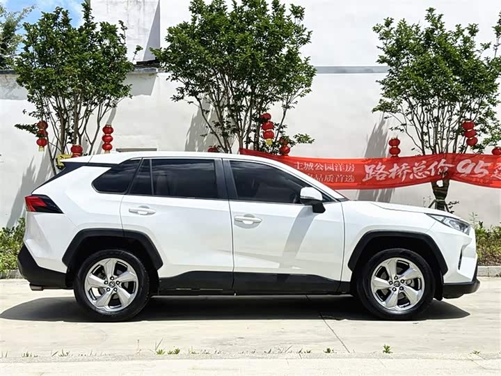 Фото 7 - Toyota RAV4