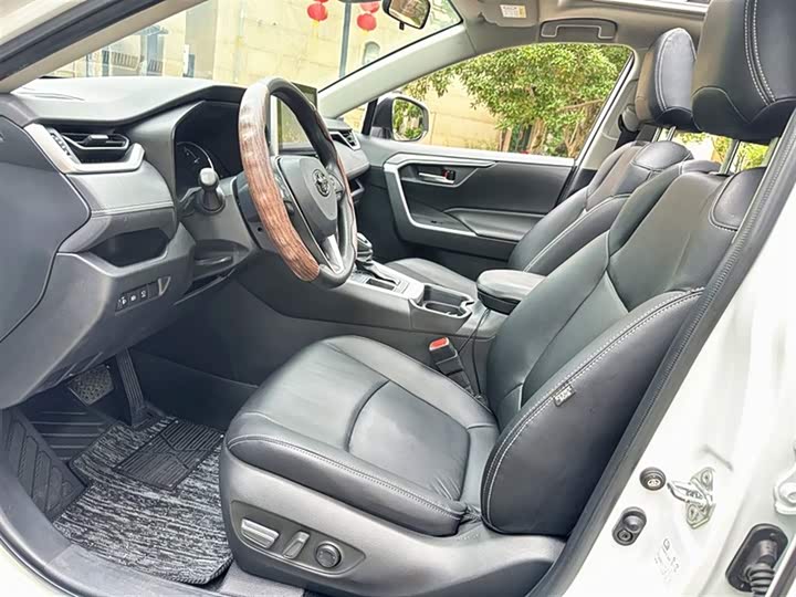 Фото 8 - Toyota RAV4