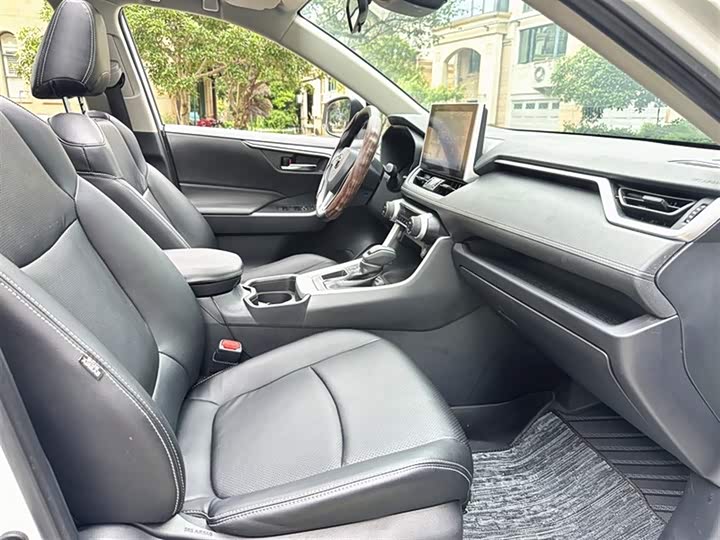 Фото 9 - Toyota RAV4