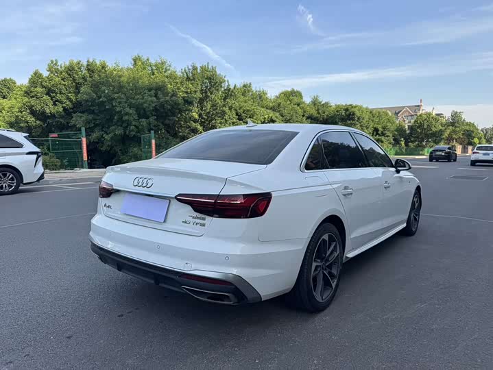Фото 8 - Audi A4L