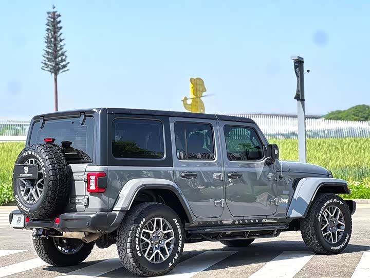 Photo 8 - Jeep Wrangler Hybrid