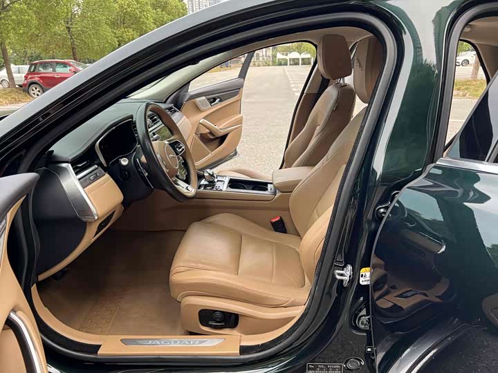 Фото 4 - Jaguar XF L