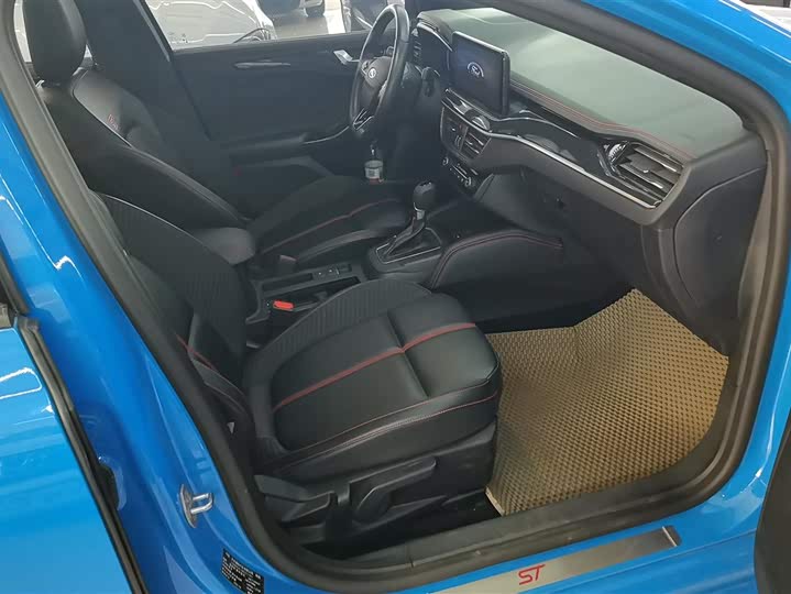 Ford Focus 2022 2022款 三厢 EcoBoost 180 自动ST Line