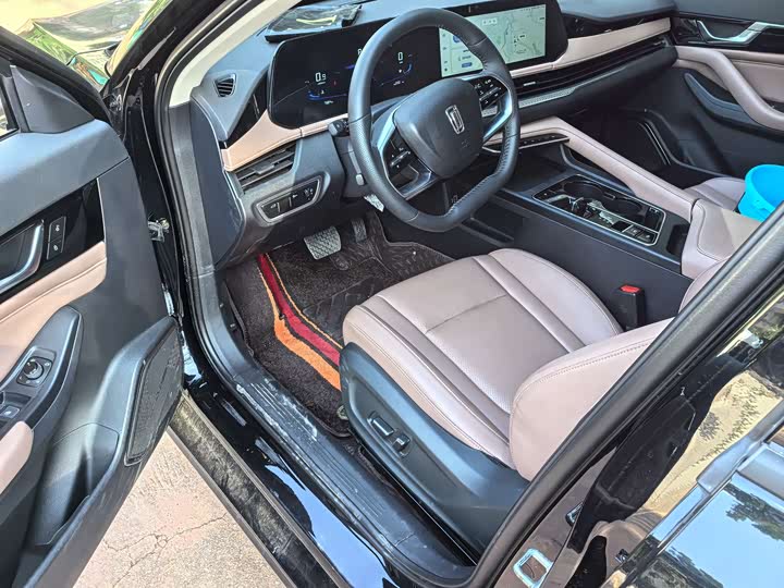 2025 Bestune B70