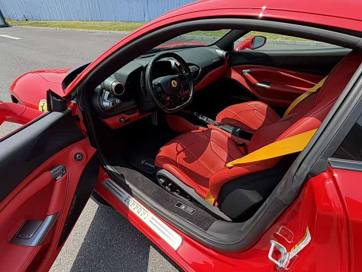 Zdjęcie 3 - Ferrari F8