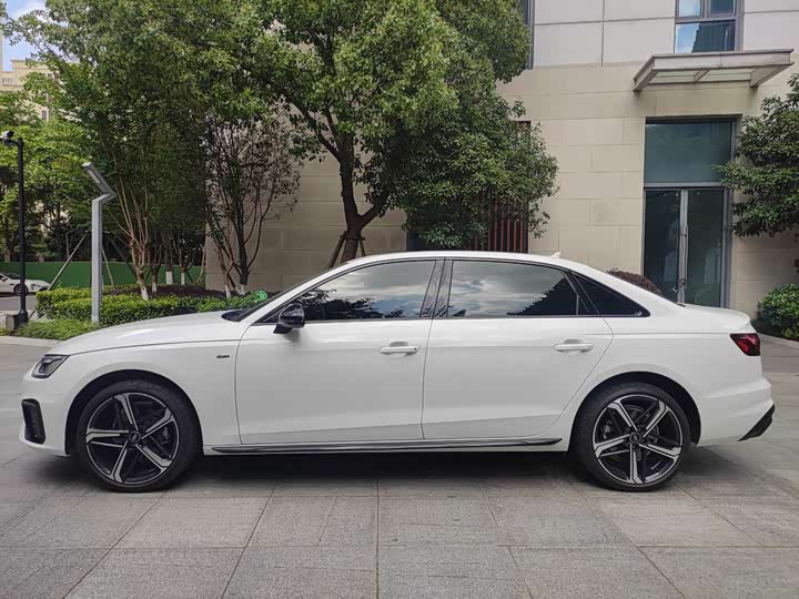 Фото 8 - Audi A4L