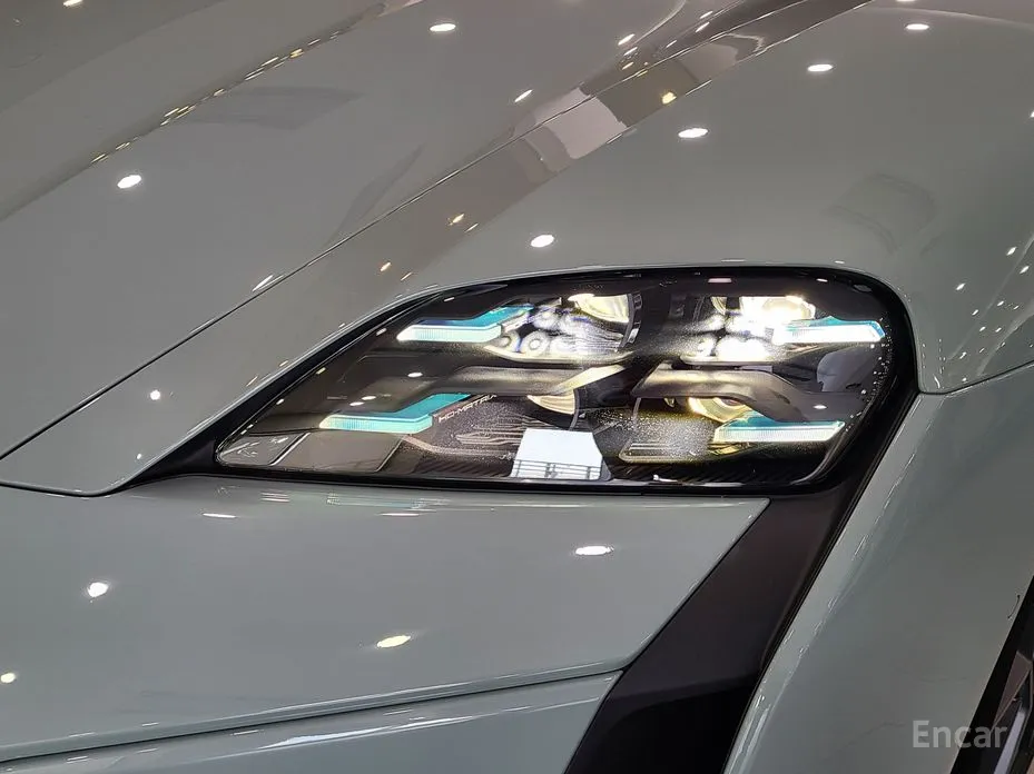 Photo 17 - Porsche Taycan
