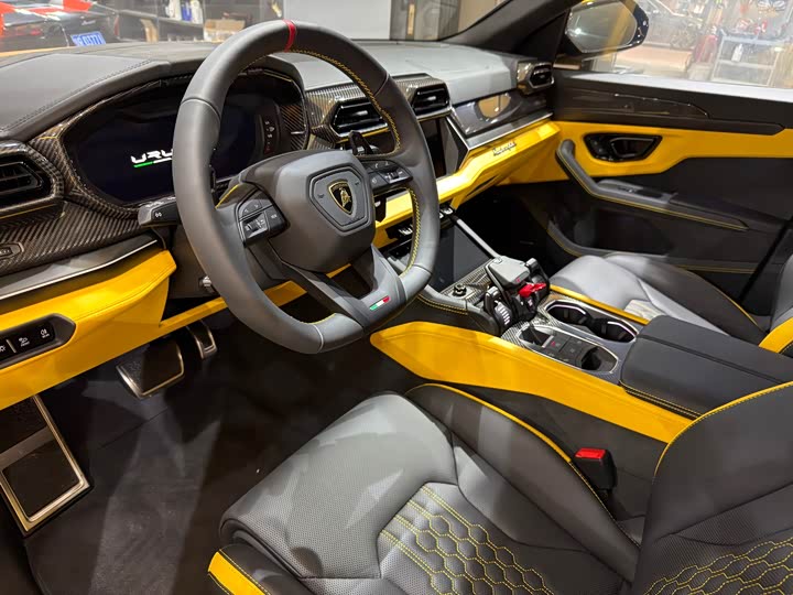 2025 Lamborghini Urus SE