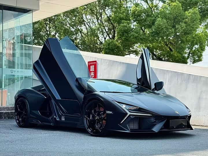 2023 Lamborghini Revuelto