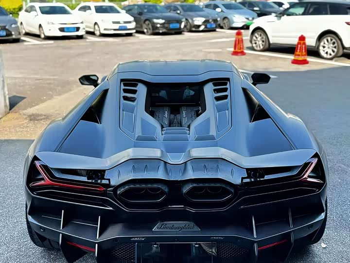 2023 Lamborghini Revuelto