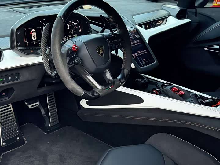 2023 Lamborghini Revuelto