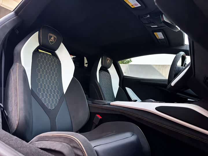 2023 Lamborghini Revuelto