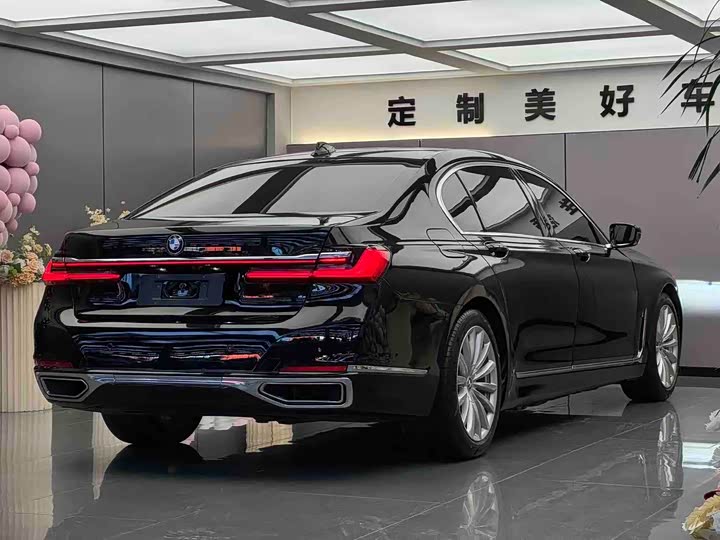 Фото 9 - BMW 7 Series