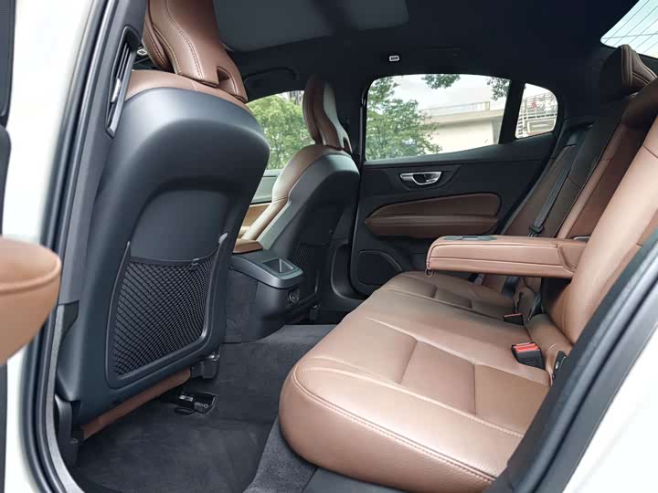 Volvo S60 2025 2025款 B4 智逸豪华版