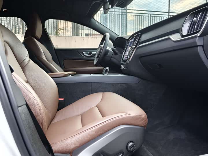 Volvo S60 2025 2025款 B4 智逸豪华版
