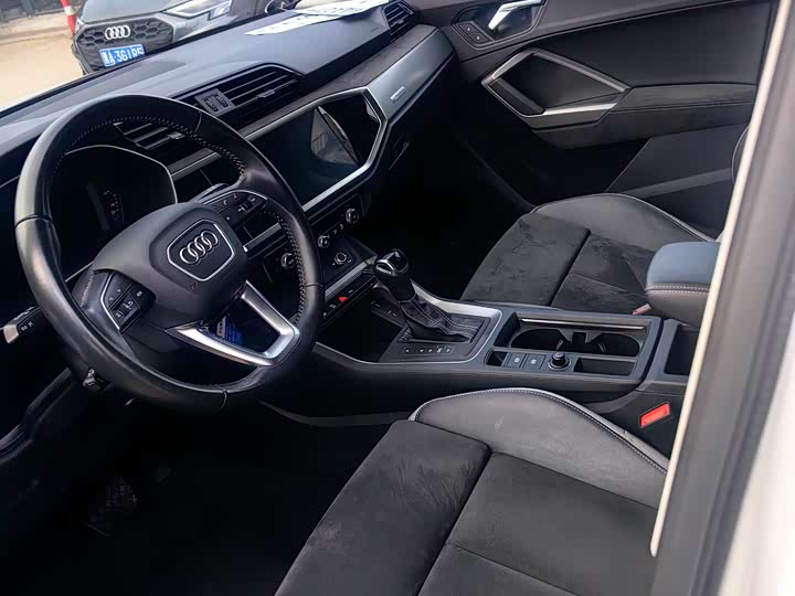 Photo 5 - Audi Q3