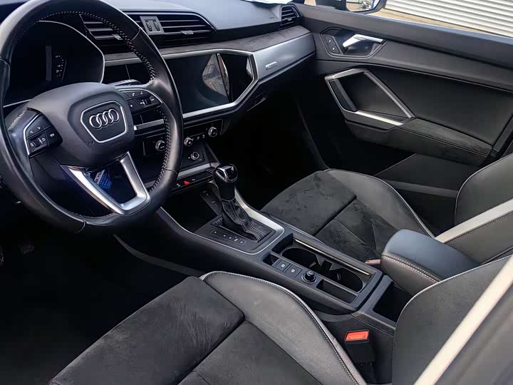 Photo 6 - Audi Q3