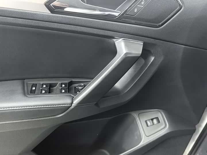 Фото 9 - Volkswagen Tiguan L Pro
