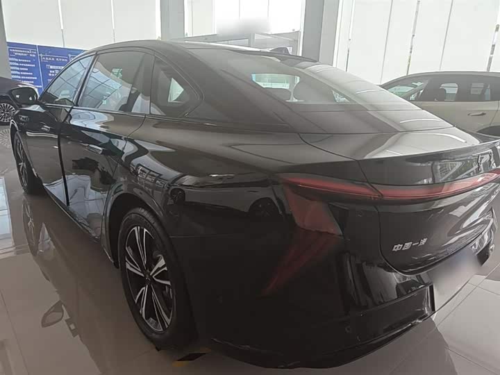 2025 Hongqi EH7