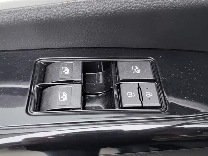 Dongfeng Forthing Lingzhi M5 2023 2023款 M5L 1.6L 基本型 7座