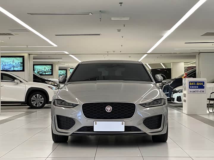 Фото 2 - Jaguar XE L