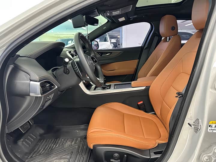 Фото 9 - Jaguar XE L
