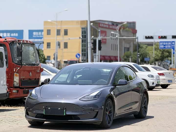 Фото 1 - Tesla Model 3