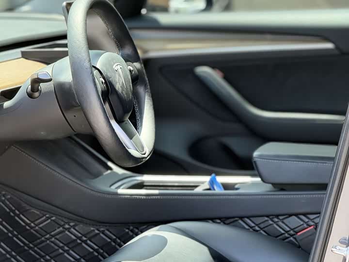 Фото 4 - Tesla Model 3