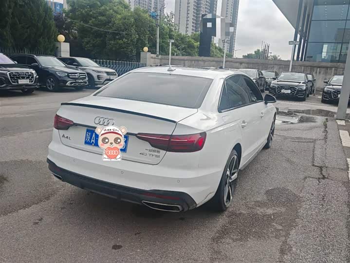 Photo 2 - Audi A4L