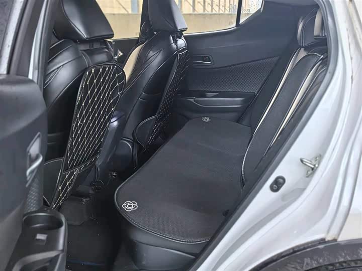 Фото 7 - Toyota C-HR