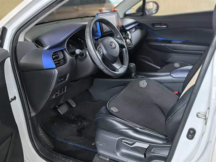 Фото 8 - Toyota C-HR