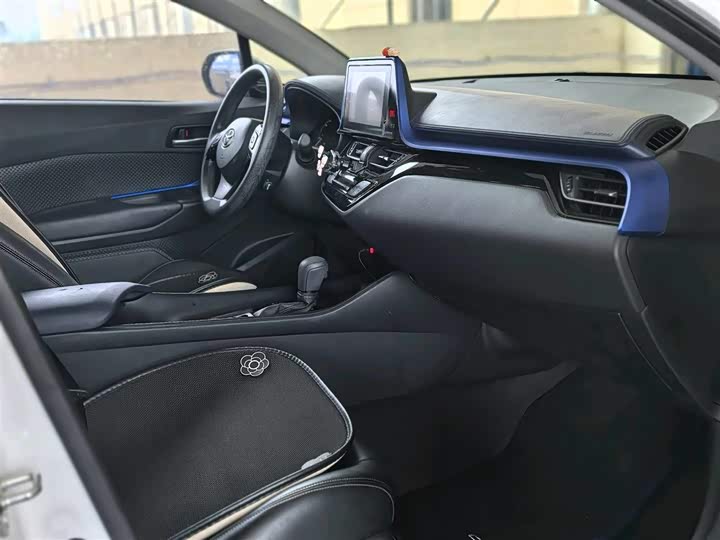 Фото 9 - Toyota C-HR