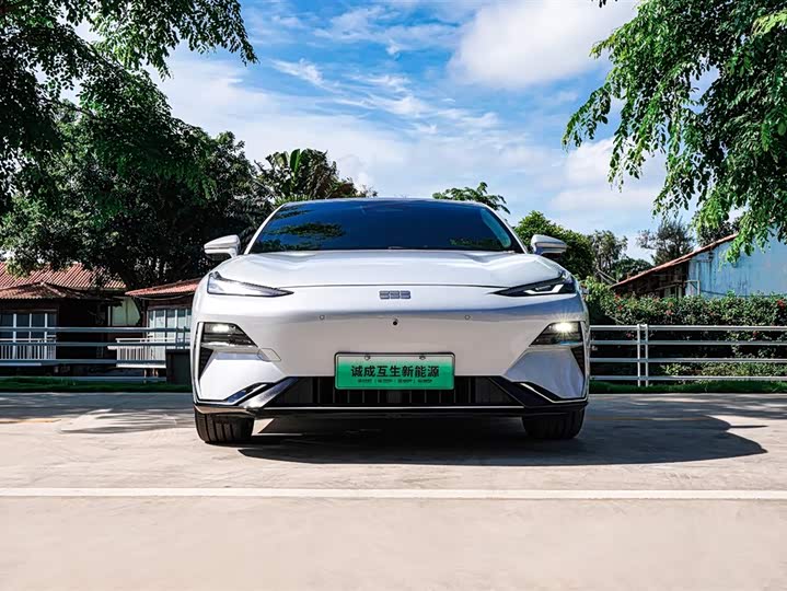 Geely Galaxy E8 2025 2025款 700km 远航智驾版