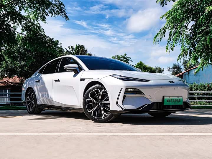 Geely Galaxy E8 2025 2025款 700km 远航智驾版