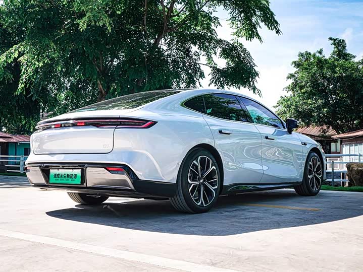 Geely Galaxy E8 2025 2025款 700km 远航智驾版