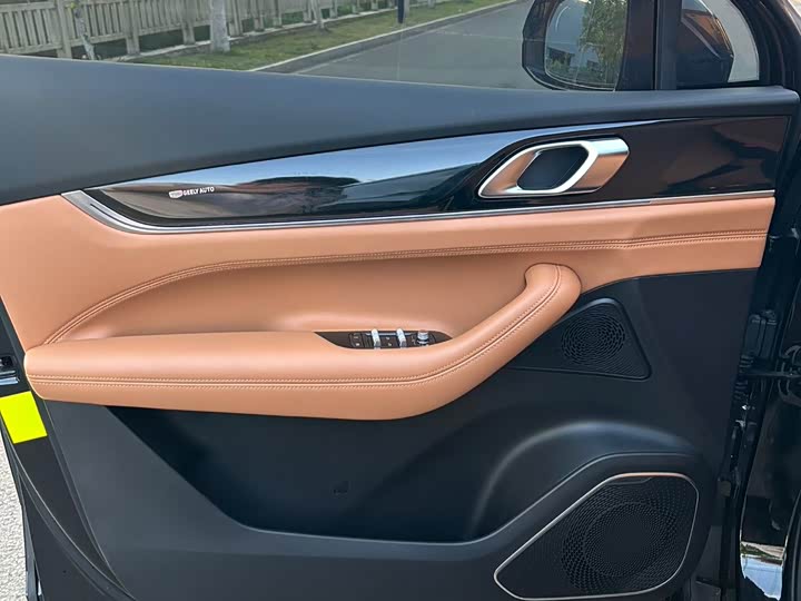 Фото 5 - Geely Atlas L