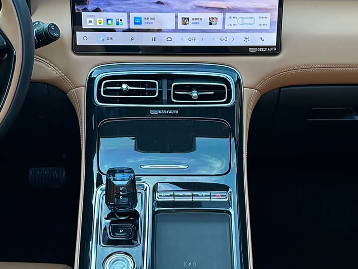 Фото 7 - Geely Atlas L