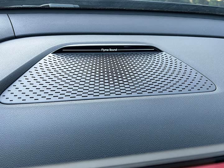 Фото 9 - Geely Atlas L