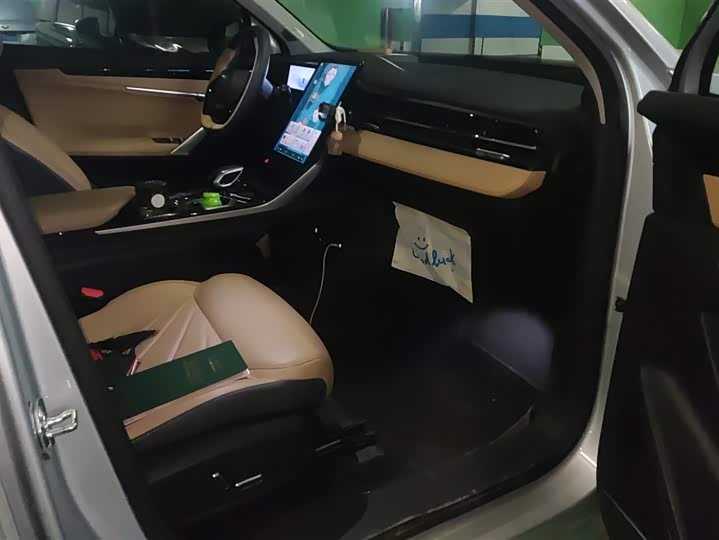 Фото 8 - Geely Atlas L