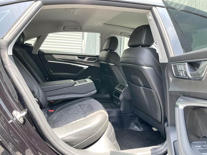 Фото 6 - Audi A7L