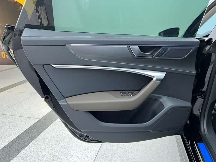 Фото 6 - Audi A7L
