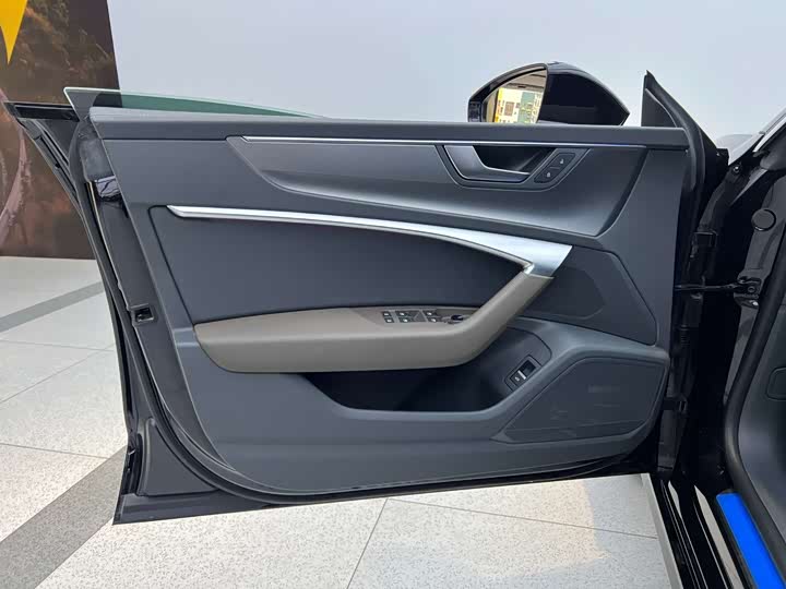 Фото 9 - Audi A7L