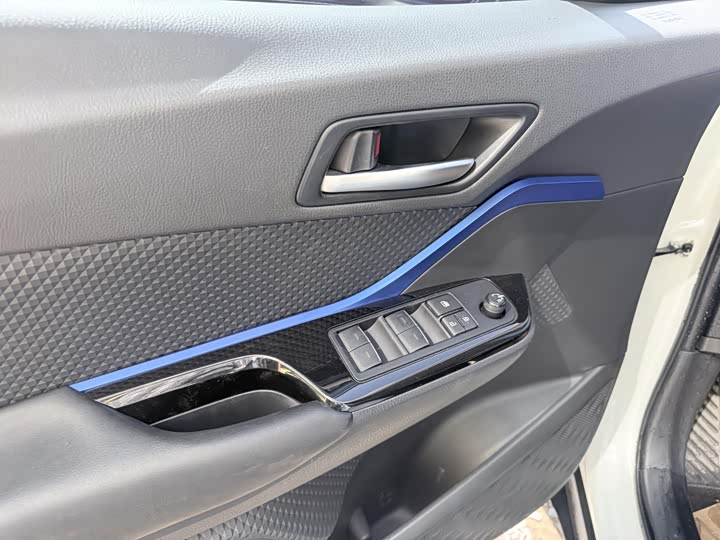 Фото 8 - Toyota C-HR