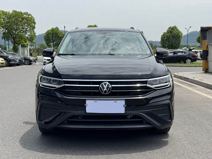 Volkswagen Tiguan L Pro 2025 2025款 出众款 300TSI 自动两驱龙腾版