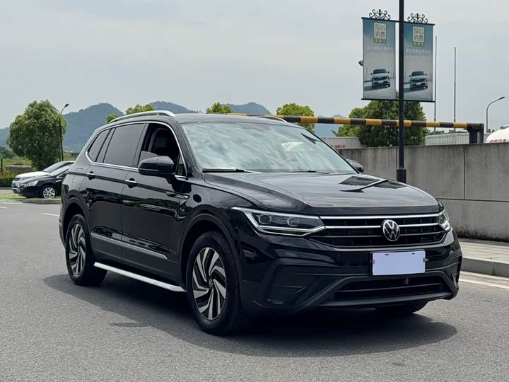 Volkswagen Tiguan L Pro 2025 2025款 出众款 300TSI 自动两驱龙腾版